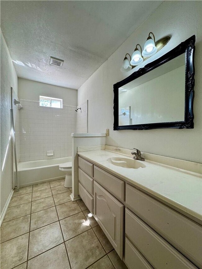 Building Photo - Charming Single Family Home In Hewitt, TX