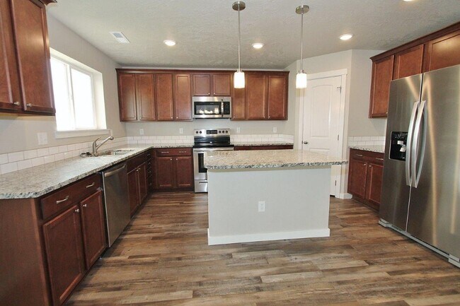 Building Photo - Spacious Home w/Open Floor-Plan