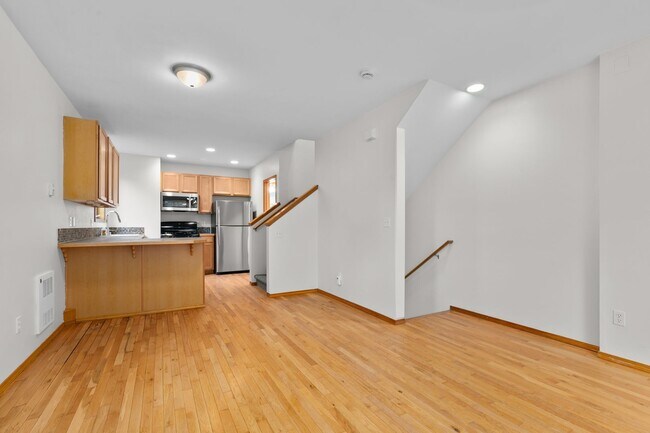 Building Photo - 3bd/2.5ba Seattle House