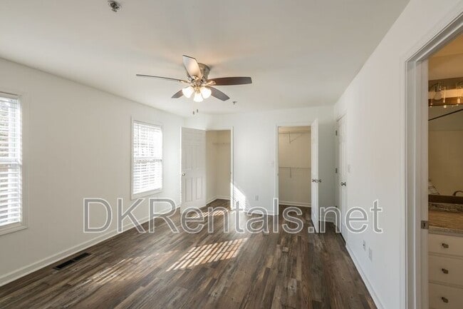 Building Photo - 215 Morris Ln