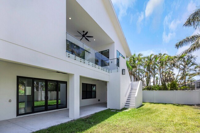Building Photo - Stunning Custom Built Residence in the Exc...