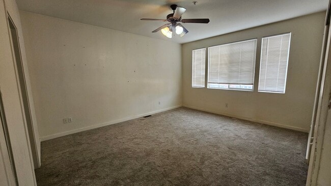 Building Photo - Bright and Open Condo