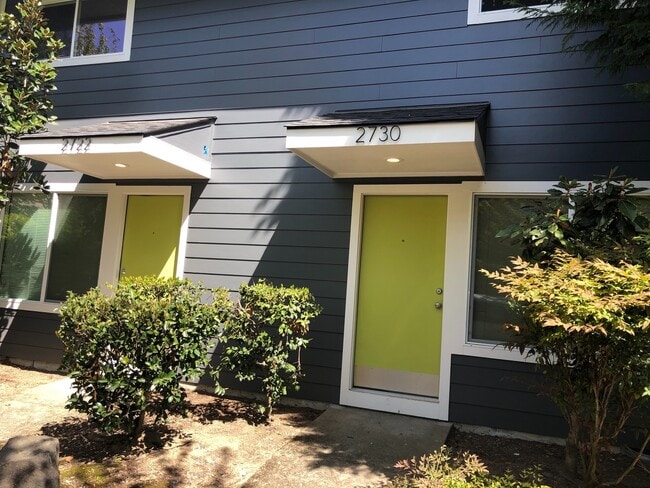 Building Photo - Taggart TownHouse Hardwood's, Patio, Park, Pets, Bike, Bus