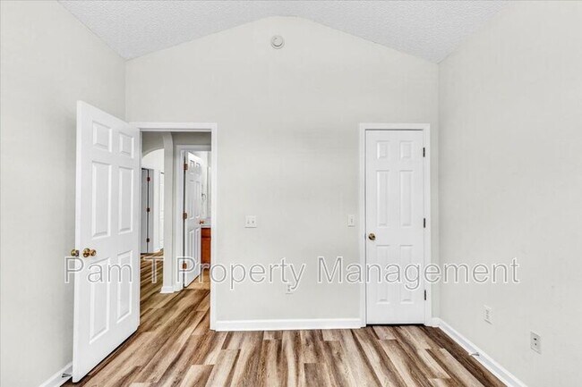 Building Photo - 3 Falkland Ave