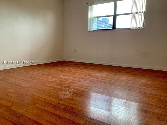 Building Photo - 3522 NE 166th St