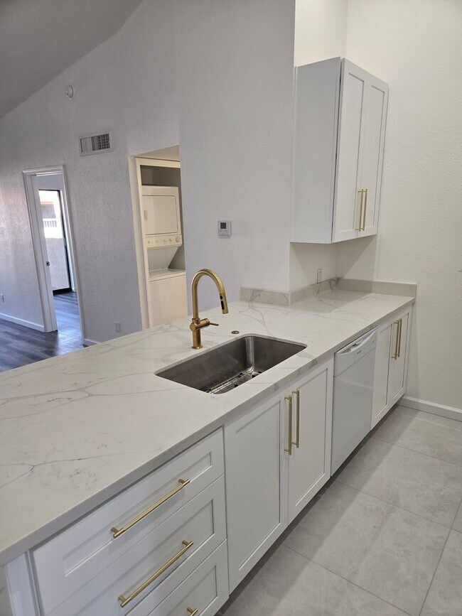 Building Photo - p203