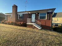 Building Photo - Charming 3 Bedroom 1 Bathroom Home in Hick...