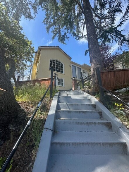 Building Photo - 1041 Cragmont Ave