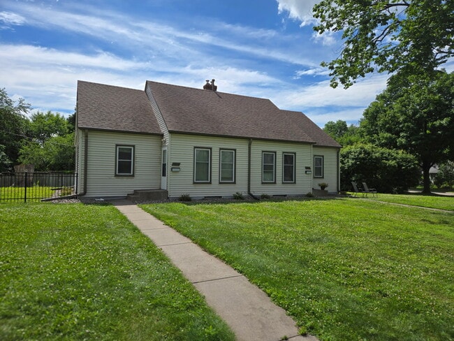 Building Photo - 3858 Wooddale Ave S