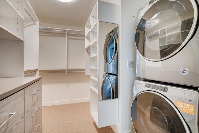 Building Photo - Northwest Facing 1 bedroom, 1 bathroom Con...
