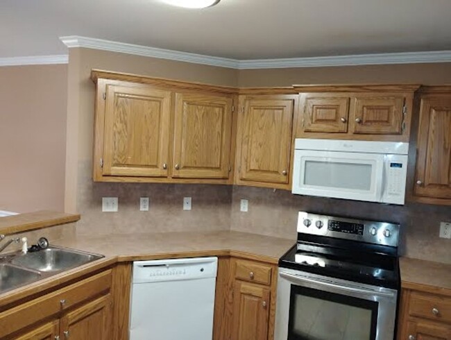 Building Photo - 3 Bedroom 2 Bathroom