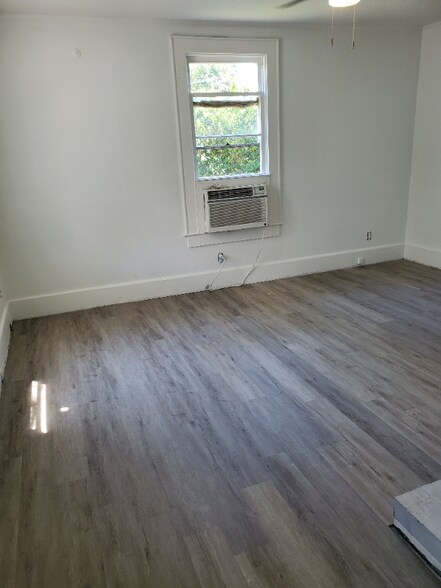 Building Photo - 13 Geer St