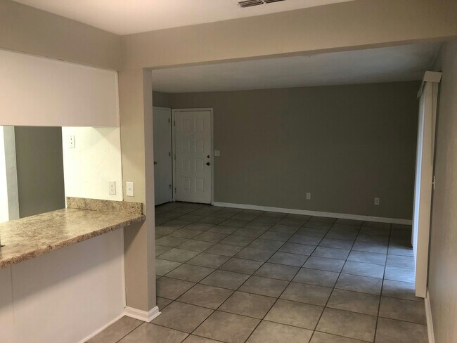 Building Photo - 3017 Oak Hammock Ln