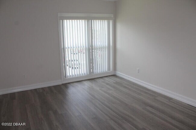 Building Photo - 719 S Beach St