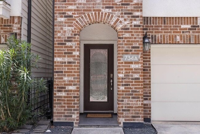 Building Photo - 734 W 20th St