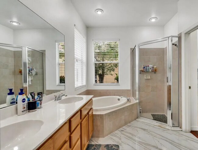 Building Photo - 9512 Greenpointe Dr
