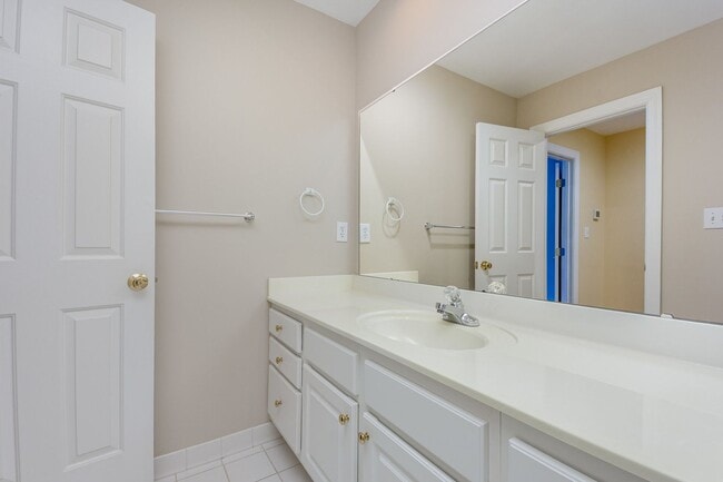 Building Photo - Spacious Townhome in the Heart of Raleigh,...