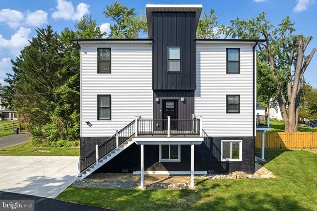 Building Photo - 2370 Randolph St