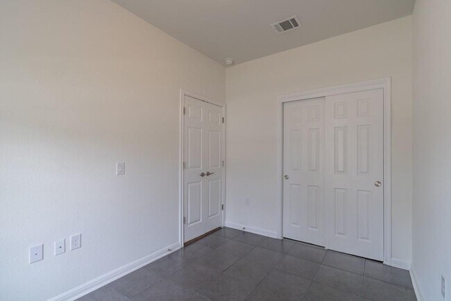 Building Photo - 909 Durness Dr