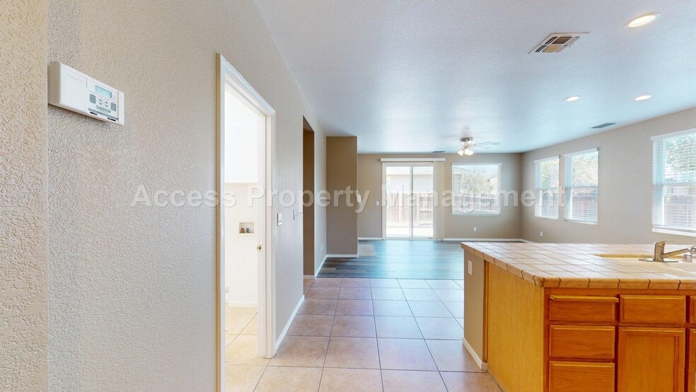 Building Photo - 1245 W Springer Dr