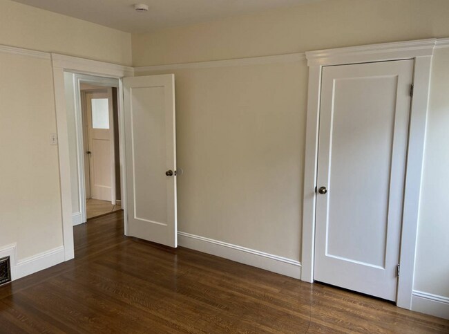 Building Photo - Top Floor Remodeled 2BD/1BA Flat Available Now!