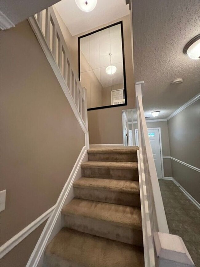 Building Photo - 2 Bedroom Townhome for Rent!
