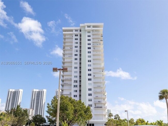 Building Photo - 500 Bayview Dr