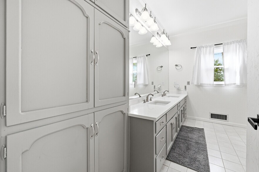 Building Photo - Room in House on River Park Dr