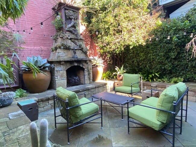 Building Photo - Exquisite top floor 1BD. Fully furnished a...