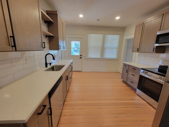 Building Photo - Don’t Miss This! Spacious 2 Bed, 2 Bath in North Portland