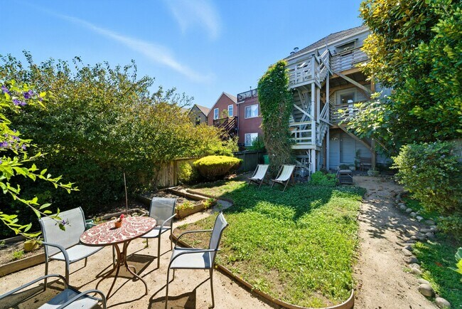 Building Photo - 438 30th St