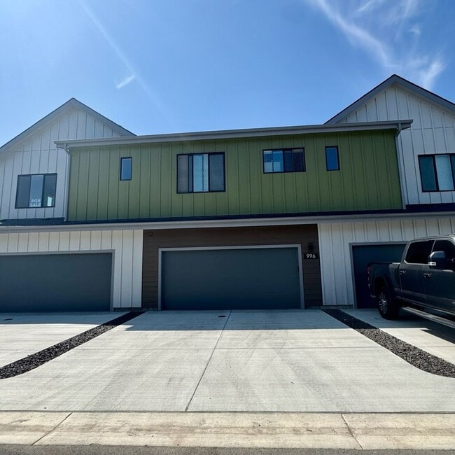 Building Photo - Cute, modern 2 bed 2.5 bath condo for rent!