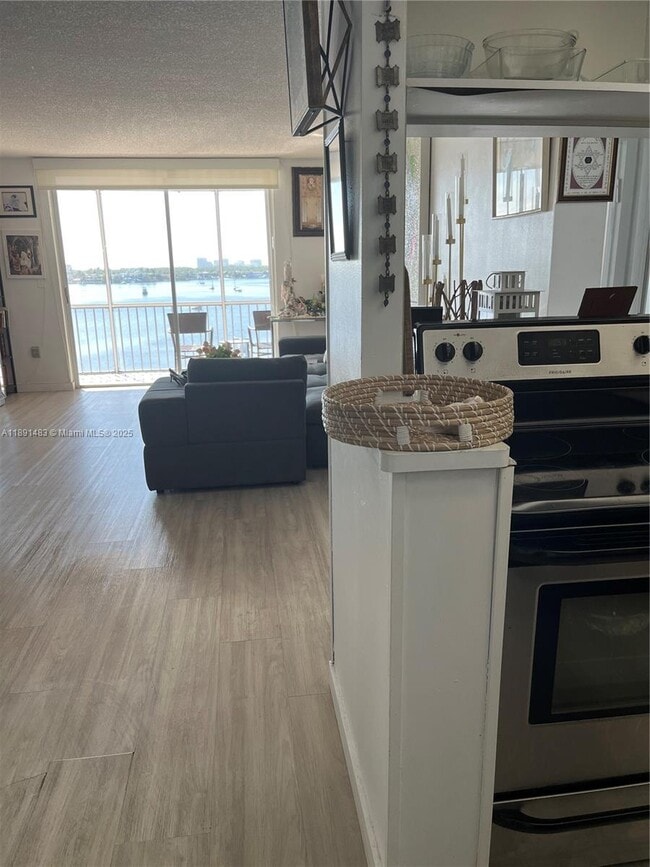 Building Photo - 2910 Point E Dr