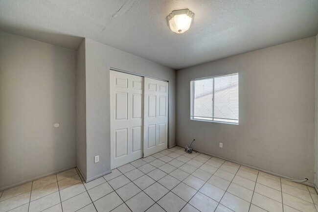 Building Photo - 1114 E Bisnaga St