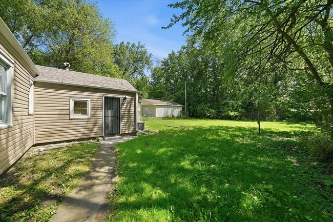 Building Photo - 1235 River Dr