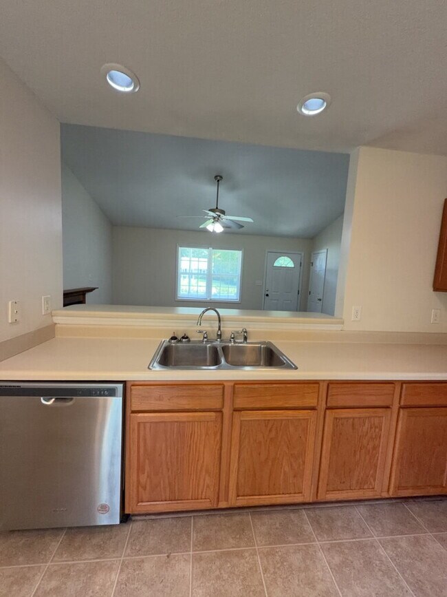 Building Photo - Charming 3 Bedroom, 2 Bath Home in Hubert-132 Daphne Drive