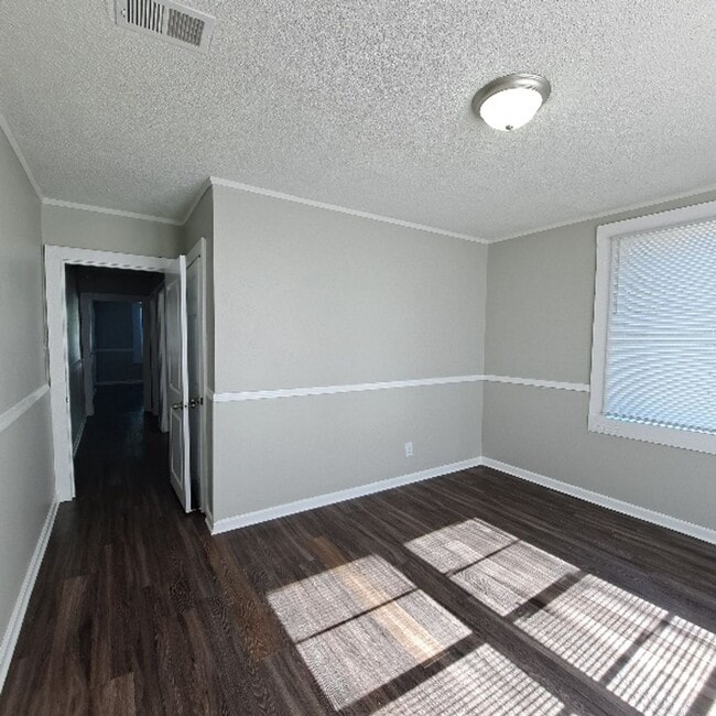 Building Photo - 927 Maple Dr