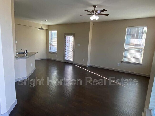 Building Photo - 3621 Valley Vista Dr