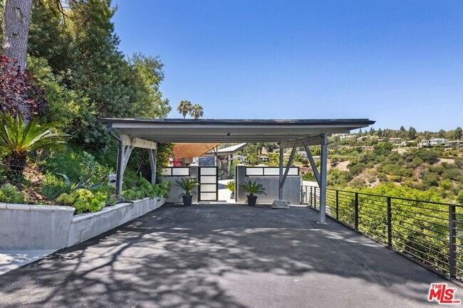 Building Photo - 3655 Glenridge Dr