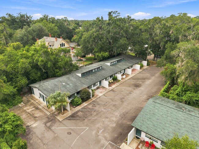 Building Photo - 747 SE 2nd Pl