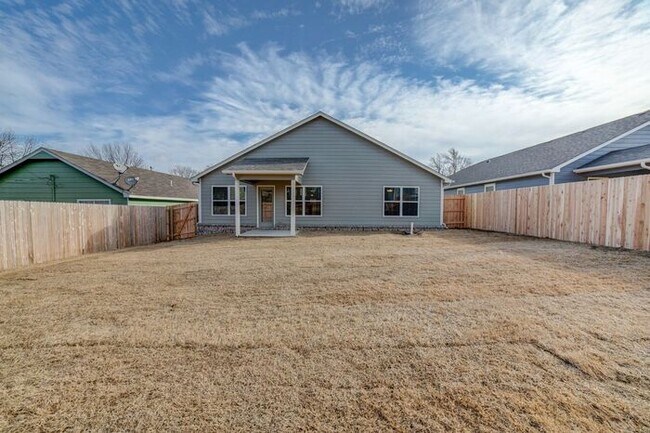 Building Photo - Gorgeous 3/2/2 Home Close to Downtown!