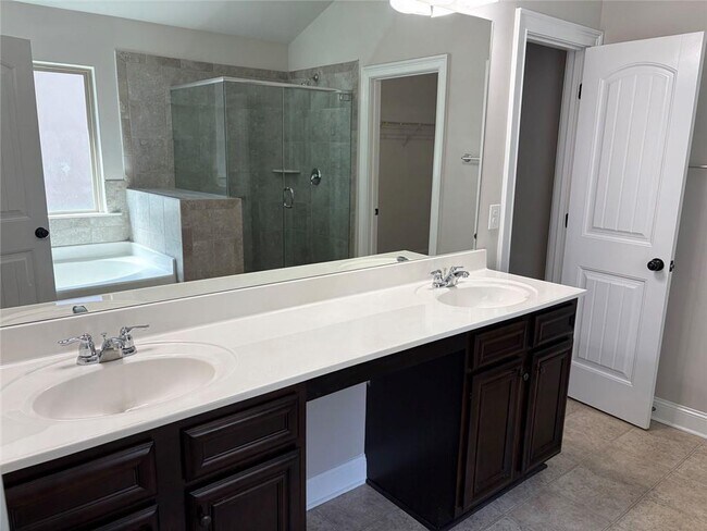 Building Photo - 410 Live Oak Pass