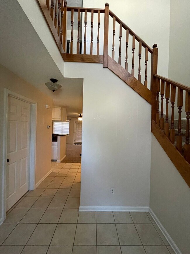 Building Photo - Foxchase Subdivision! END UNIT CLOSE TO COMMUNITY POOL