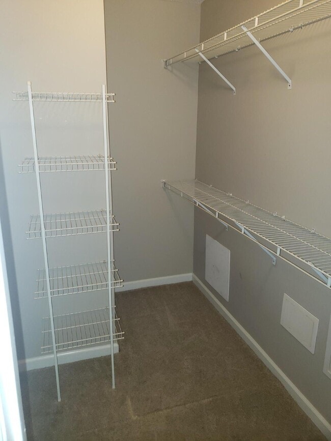 Building Photo - 120 Breezewood Dr