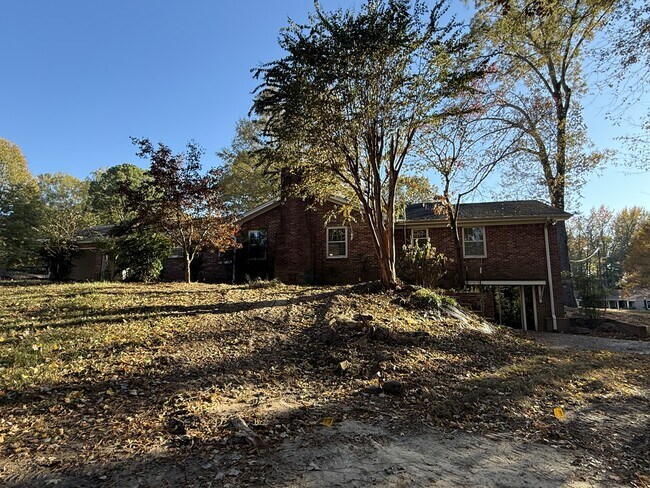 Building Photo - 565 Paris St