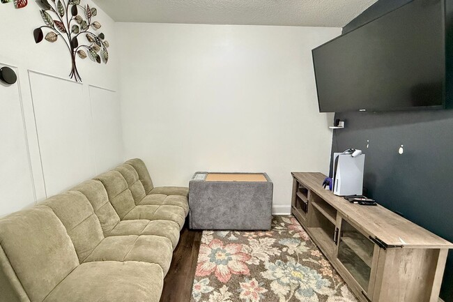 Building Photo - AVAILABLE NOW! (Small Pets Preferred) | $500 RENT CREDIT