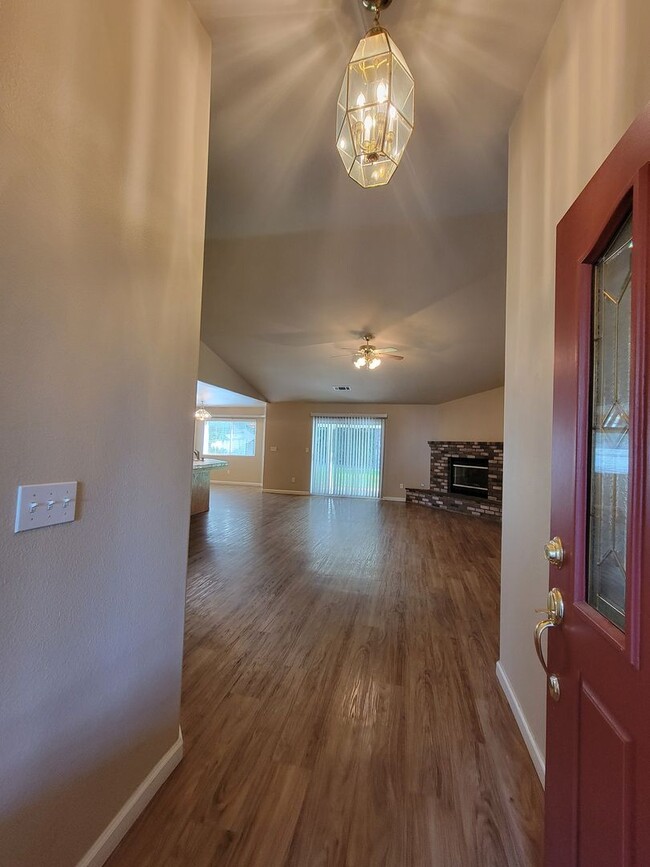 Building Photo - 3 Bedroom 2 Bathroom in NE Visalia!