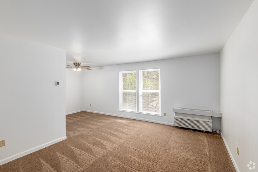 1BR, 1BA - 585SF - Living Room - Shannon Hollow Apartments