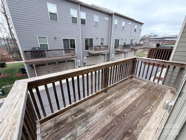 Building Photo - 2053 Birchside Dr