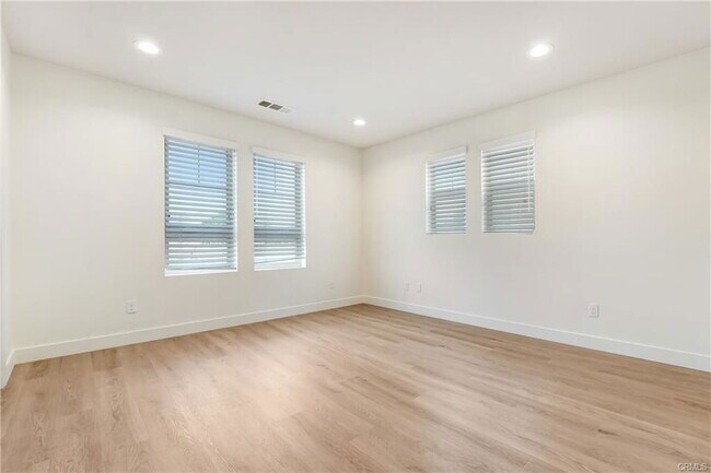 Building Photo - 7209 N Chestnut Ln